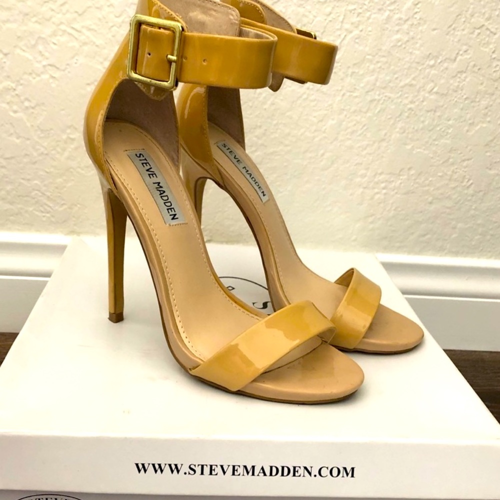 Steve Madden nude sandals